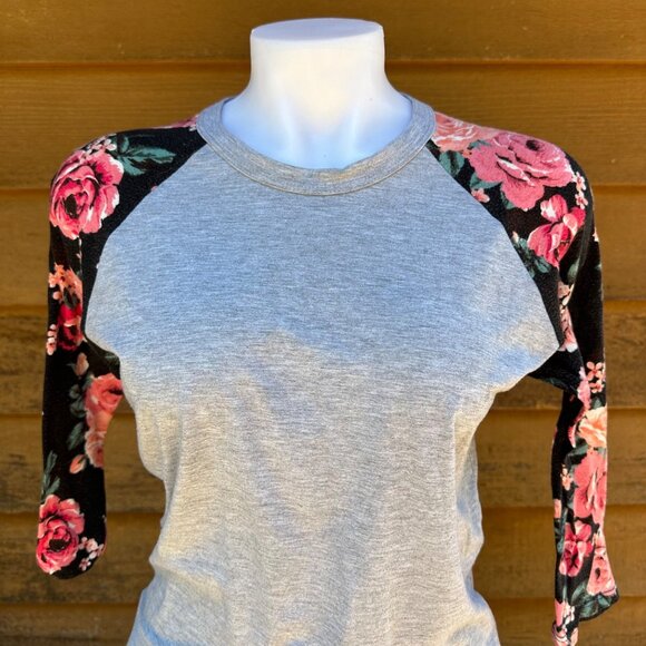 Lularoe Floral Baseball T-Shirt Light Grey Half Sleeve Shirt Size XS - Picture 3 of 7